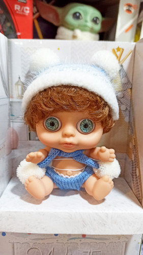 عروسک چشم درشت